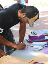 A man signing a purple hand.